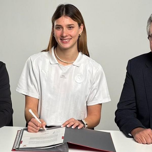 Dieter Göggel, Sandrina Sprengel und Dieter Allgaier bei der Vertragsunterzeichnung