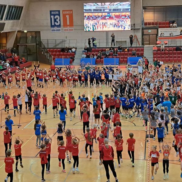 Aufwärmen mit 300 Kids