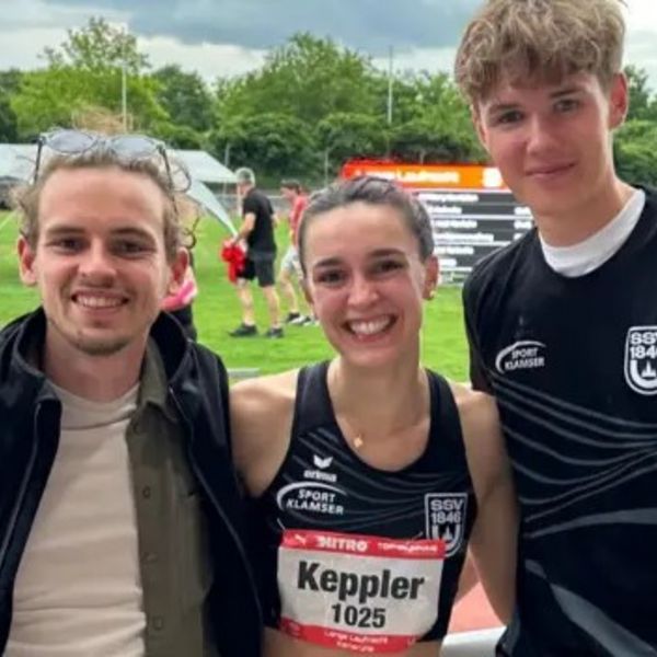 Moritz Mayr (r.) mit Coach Tom Jäger und Sophie Keppler