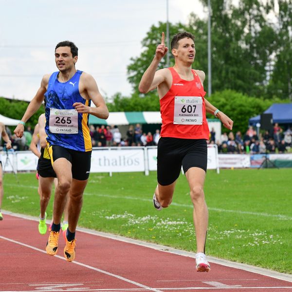 v.r.: Tim Holzapfel (Unterländer LG) bei seinem Heimsieg über 1.000 Meter vor Christoph Kessler (LG Region Karlsruhe)