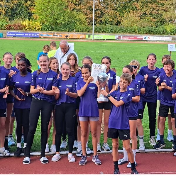 Stolz präsentiert das Rems-Murr-Team den Wanderpokal