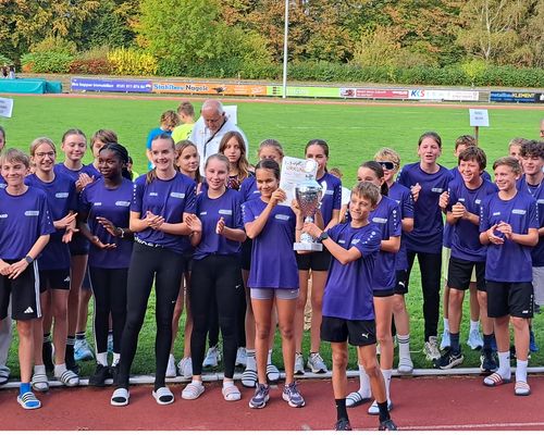 Stolz präsentiert das Rems-Murr-Team den Wanderpokal