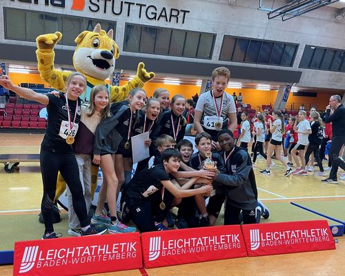 U12-Team des SSV 46 feiert mit Maskottchen JuLe
